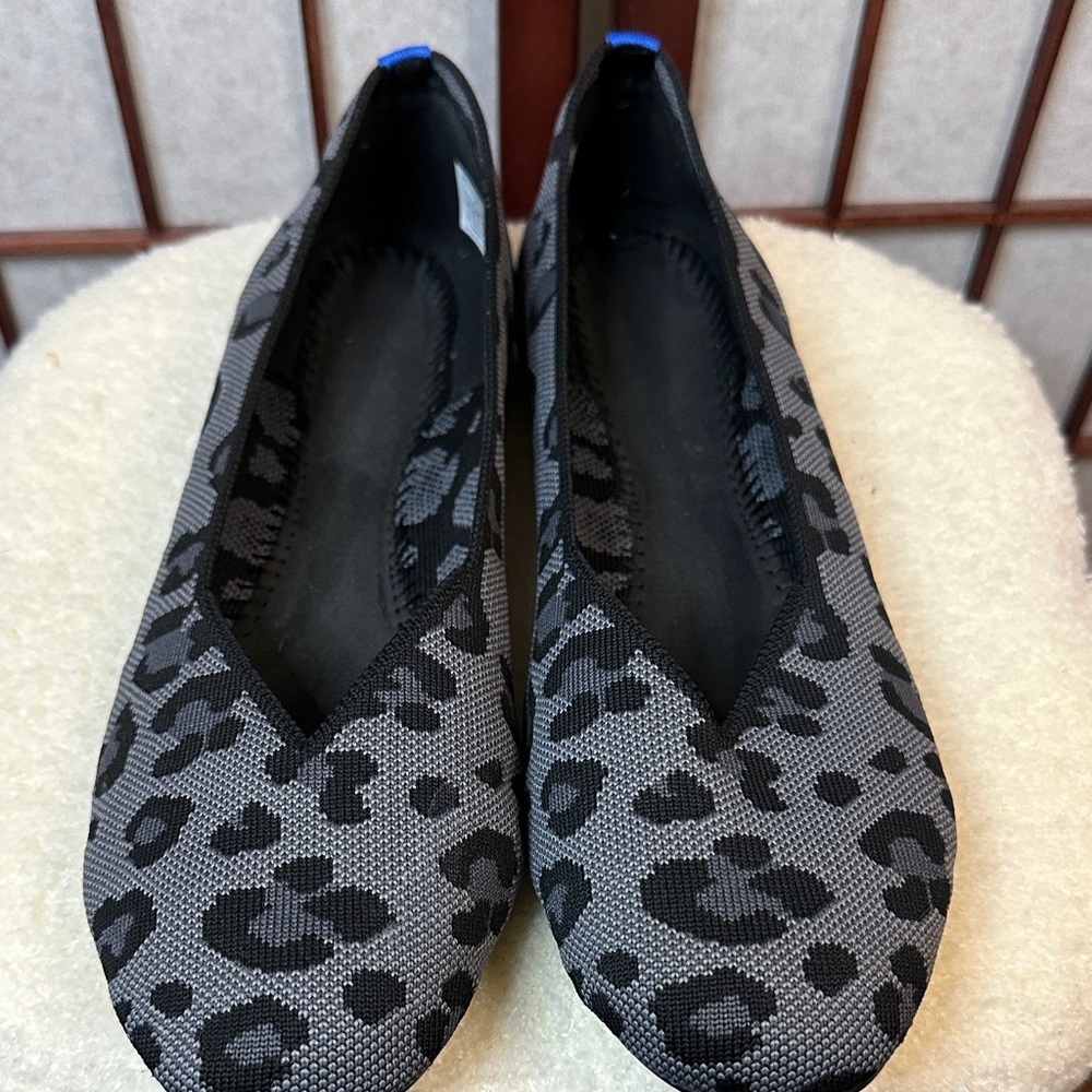Source Unknown Black and Gray Animal Print Flats